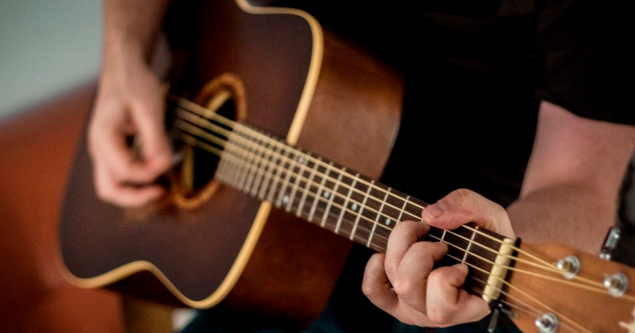 Tocar guitarra
