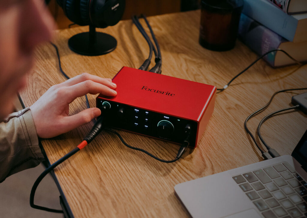 Focusrite Scarlett 2i2 4th Gen: La Interfaz de Audio Perfecta para Grabación Profesional 4 Focusrite Scarlett 2i2 4th Gen 1