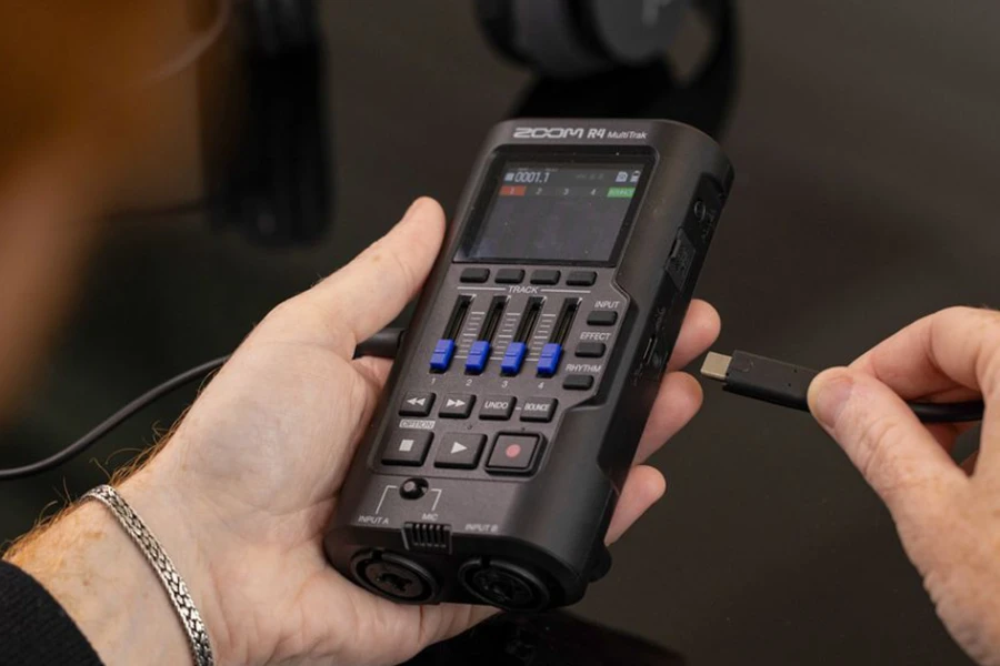 Zoom R4 CAPA